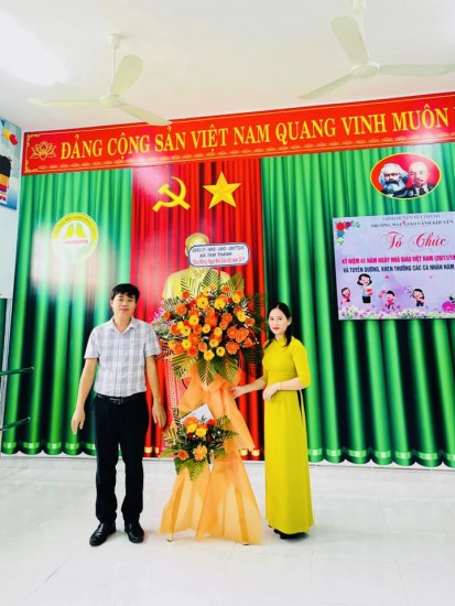 Sáng ngày 18/11, trường Mẫu giáo Vành Khuyên tổ chức kỷ niệm 41 năm ngày Nhà giáo Việt Nam và tuyên dương, khen thưởng các cá nhân đạt thành tích năm học 2022-2023.