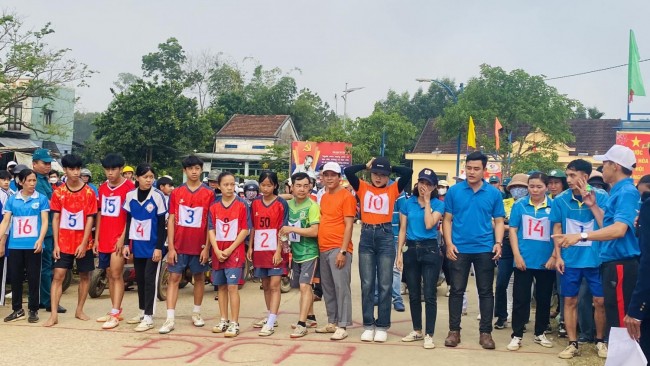 CBGVNV trường MG Vành Khuyên tham gia thi chạy tại UBND xã Tam Thạnh