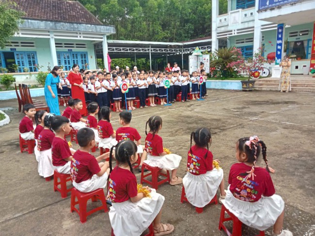 Trẻ MG 5 tuổi tham quan trường tiểu học Nguyễn Thị Minh Khai