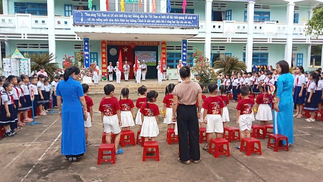 Video các cháu trẻ 5 tuổi tham quan trường tiểu học Nguyễn Thị Minh Khai cùng gv hướng dẫn và ban giám hiệu dự
